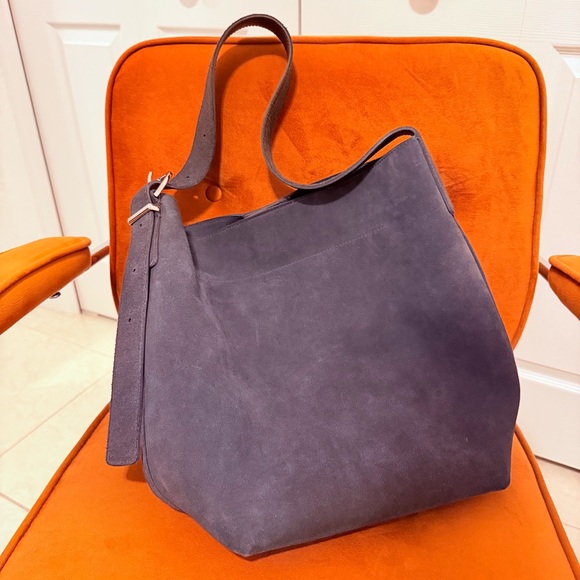 Madewell The Essential Bucket Tote in Suede - Picture 4 of 15